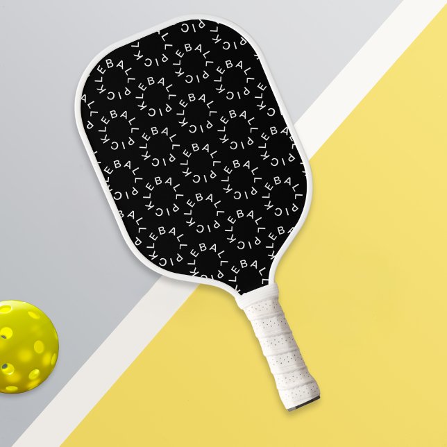 Raquette De Pickleball Cercles de lettres modernes en noir et blanc (A cool pickleball paddle in black and white, with the word 'Pickleball' forming a pattern of circles)