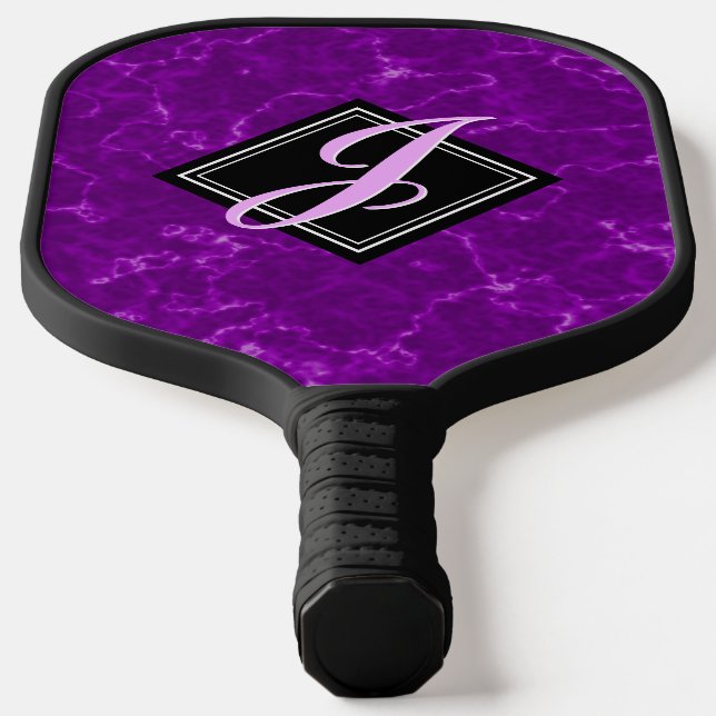 Raquette De Pickleball Élégant marbre violet noir diamant Monogramme (Poser)