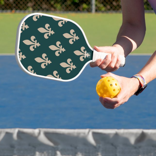 Raquette De Pickleball Fleur de Lis Motif, Royal French Creative on Green (Insitu)