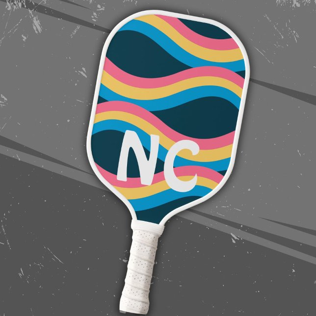 Raquette De Pickleball Initiales et ondes rétro en bleu rose jaune (Créateur téléchargé)
