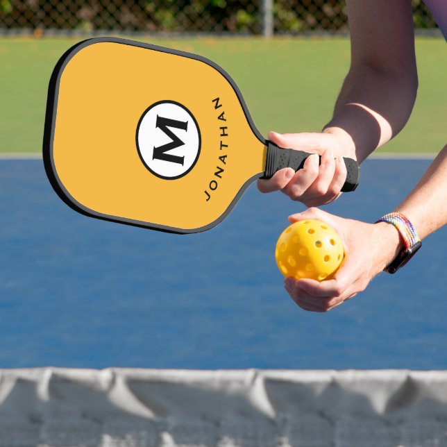 Raquette De Pickleball Monogramme de moutarde tendance Nom initial (Insitu)