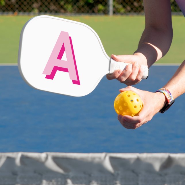 Raquette De Pickleball Monogramme initial rose gras et rose chaud (Insitu)