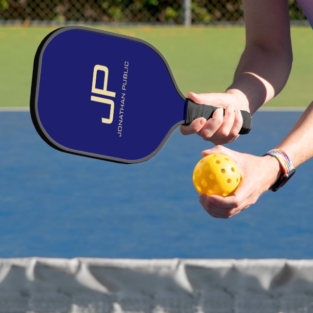 Raquette De Pickleball Monogramme Moderne Modèle Élégant Marine Bleu Or (Insitu)