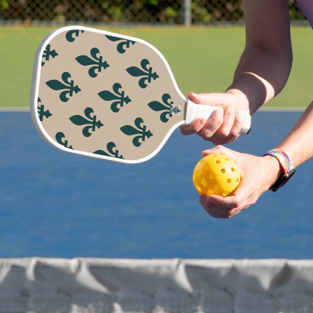 Raquette De Pickleball Motif Fleur de Lis, Vert Royal Français sur Crème (Insitu)