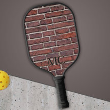 Mur en brique rouge avec initiales ou nom
