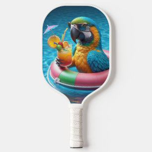 Raquette De Pickleball Perroquet Avec Cocktail Dans La Piscine
