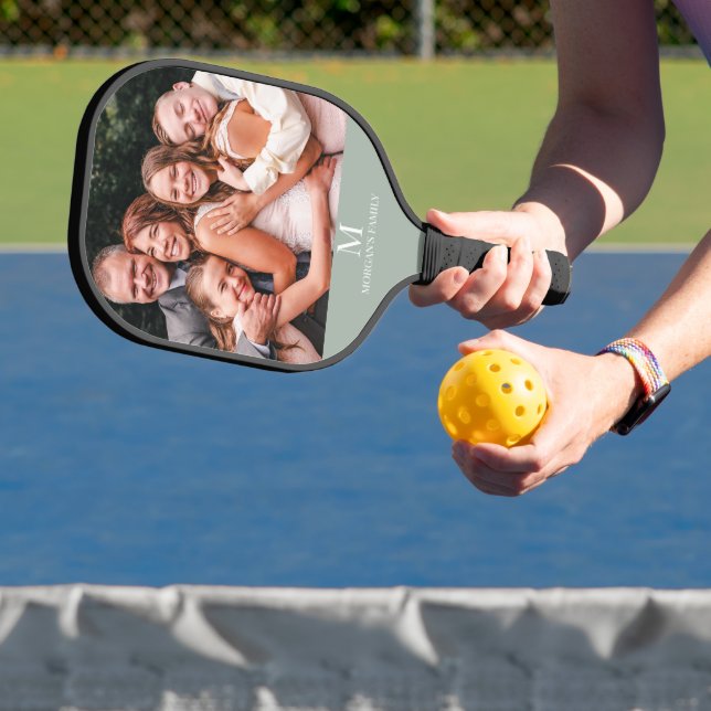 Raquette De Pickleball Photo personnalisée moderne Monogramme Nom Sage Ve (Insitu)