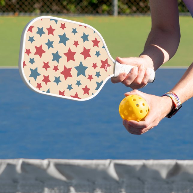Raquette De Pickleball Red and Blue Stars, 4th of July, Beige Background (Insitu)
