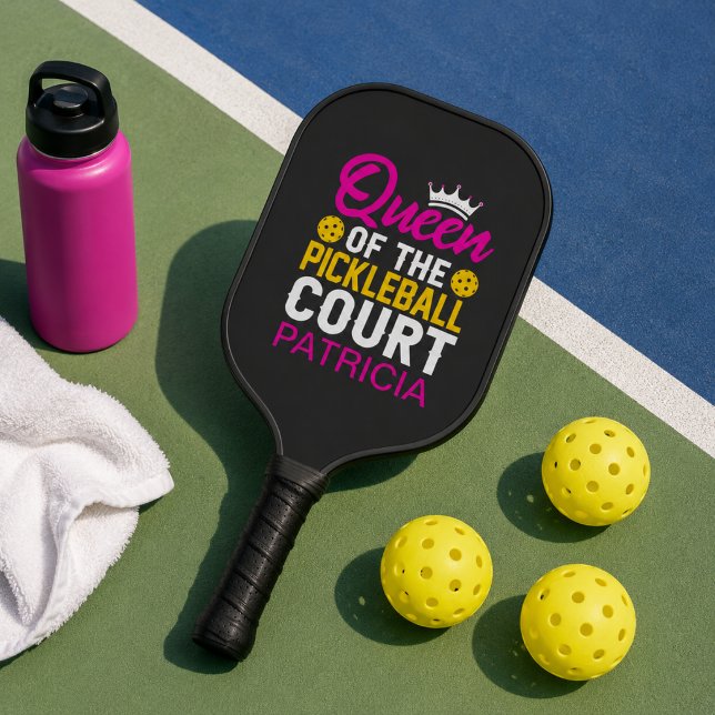 Raquette De Pickleball Reine du terrain de Pickleball Fun Monogramme Nom  (Personalize with a name.  See the collection for matching items.)
