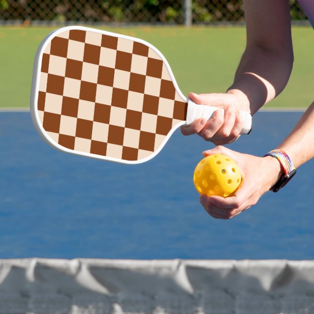Raquette De Pickleball Rust brown and beige checkerboard pattern (Insitu)