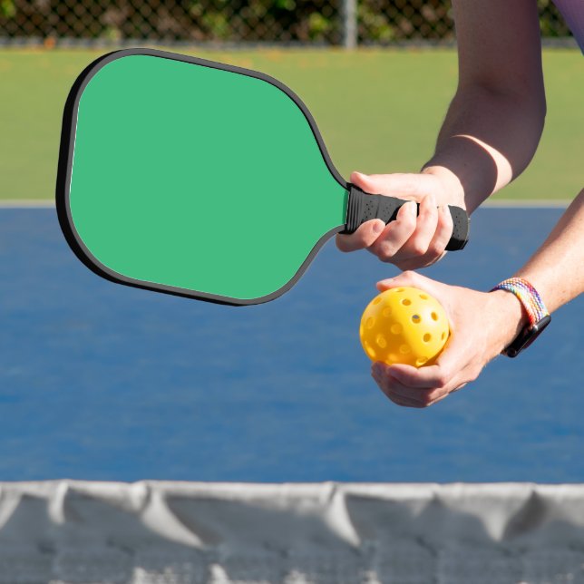 Raquette De Pickleball un arrière - plan vert avec une bordure blanche (Insitu)