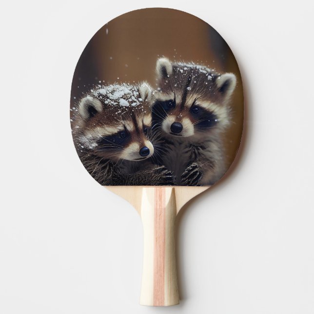 Raquette De Ping Pong Bébé Raccoons se blottit dans la neige tombante (Devant)