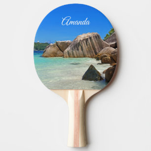 Raquette De Ping Pong Belle mer tropicale avec une plage rocheuse