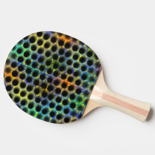 Raquette De Ping Pong Coloré porté avec des pois noirs.