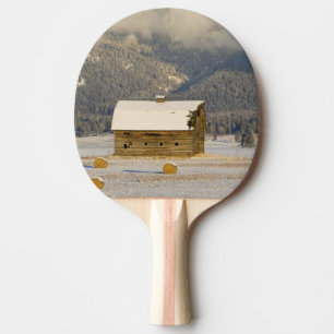 Raquette De Ping Pong Grange rustique et balles de foin après une neige