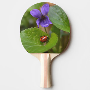 Raquette De Ping Pong Ladybug sur les fleurs de violet doux