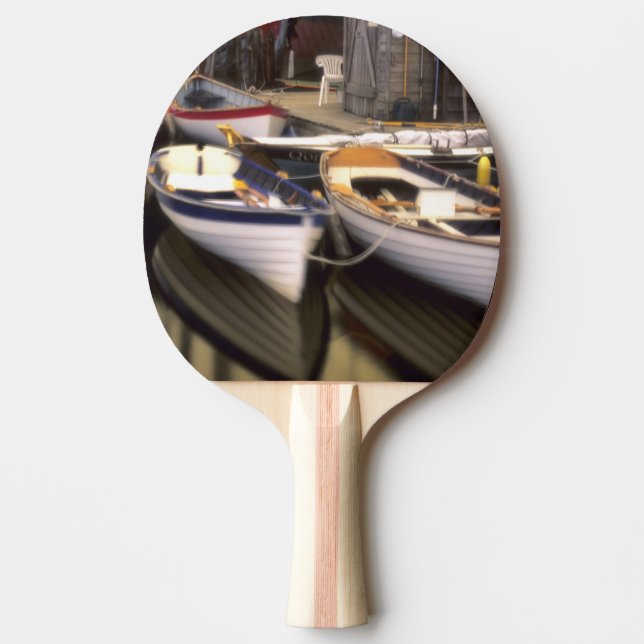 Raquette De Ping Pong Le brouillard entoure quatre bateaux accostés. (Devant)