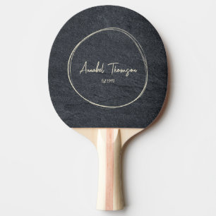 Raquette De Ping Pong Nom de pierre de granit sombre dans un cercle dess