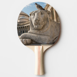 Raquette De Ping Pong Statue de lion devant une église historique
