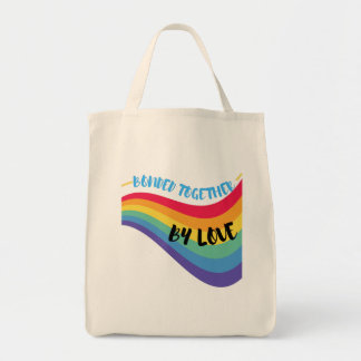 Rassemblés par des sacs de courses de jouets