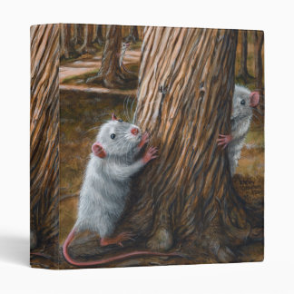 Rats par le vieux classeur de cache-cache d'arbre