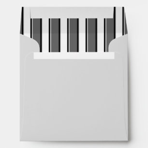 Rayures grises et noires sur enveloppe blanche