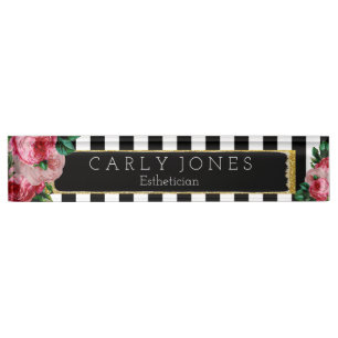 Rayures noires et plaque signalétique florale de