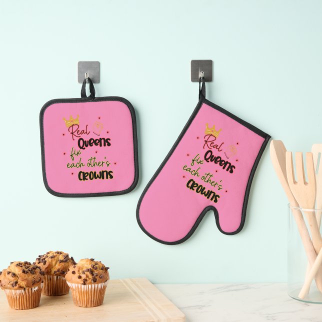 Real Queens Fix Each Other's Crowns Oven Mitt & Pot Holder Set (Insitu(Hanging))