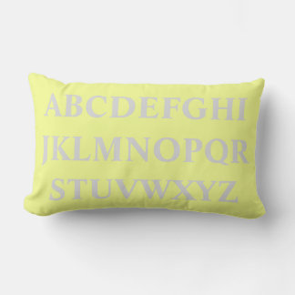 Rectangle ALPHABET gris PERSONNALISÉ sur coussin jaune pâle