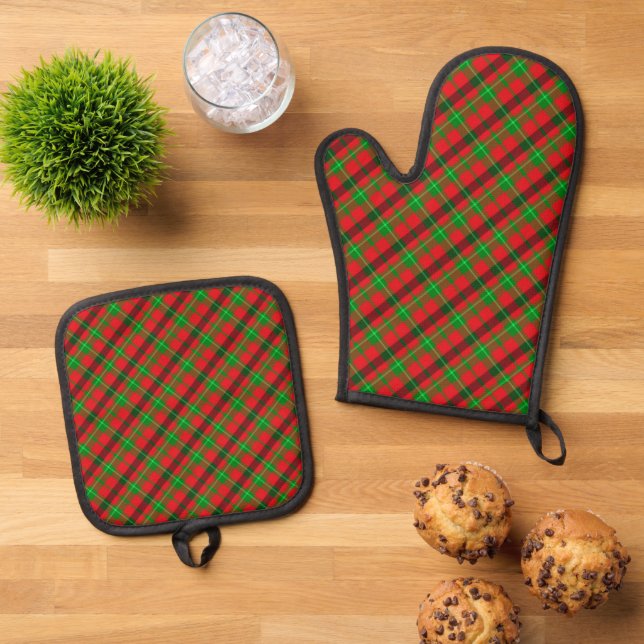 Red And Green Plaid Christmas Oven Mitt & Pot Holder Set (Top Down)