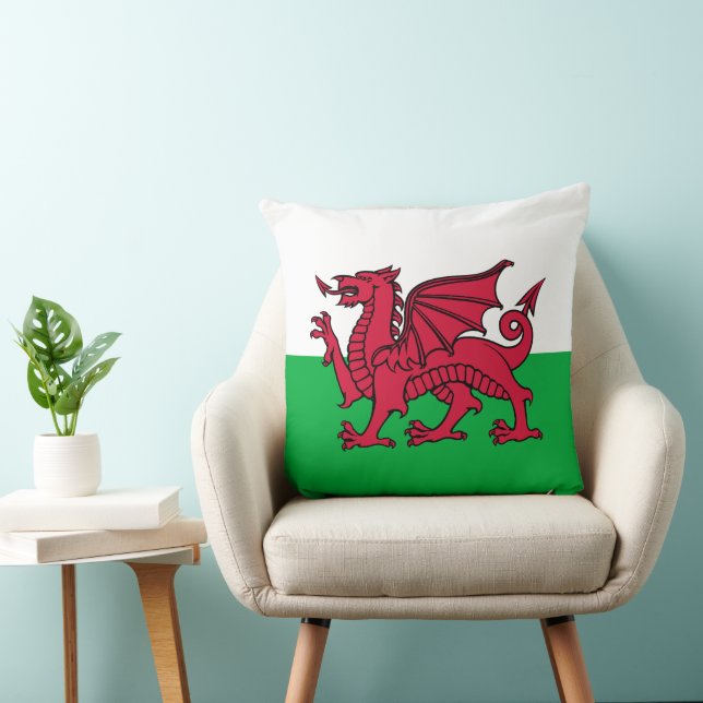 Red Dragon Celtic Flag of Wales & Welsh Throw Pillow (Chair)
