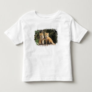 Red Fox pup in front of den Vulpes vulpes) Toddler T-shirt