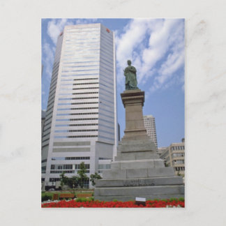 Red Queen Victoria statue, Montreal, Quebec flower Postcard