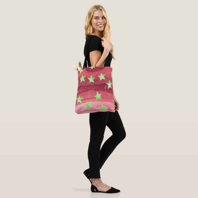 red sky with stars tote bag (On Model)