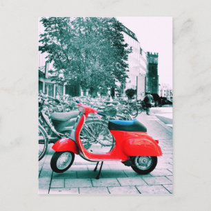 Red Vespa à Munich Carte postale