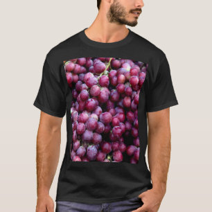 Red Wine Grapes: Luscious Background. T-Shirt