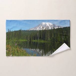 Reflet du lac du mont Rainier avec des fleurs sauv