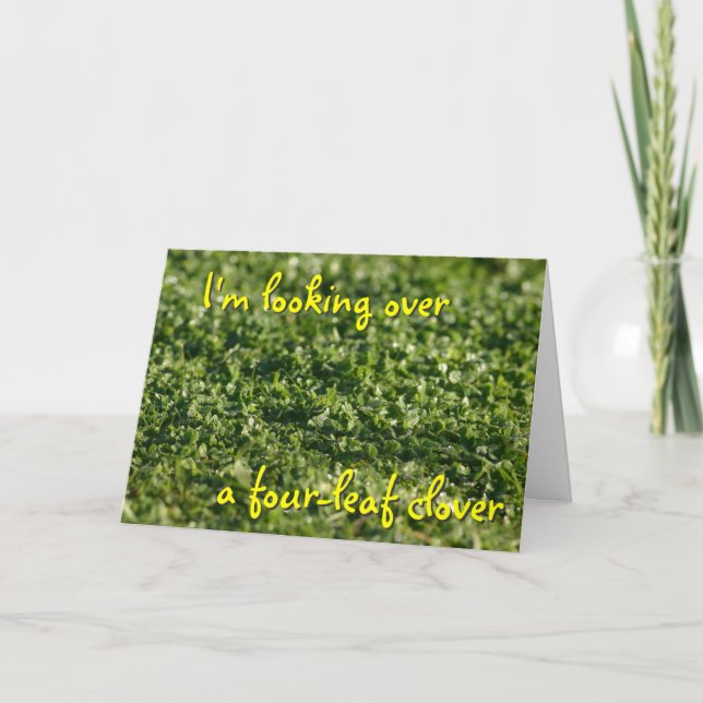 Regard au-dessus d'une carte de St Pat de trèfle (Devant)