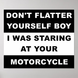 Regardant Votre Affiche Drôle de Moto