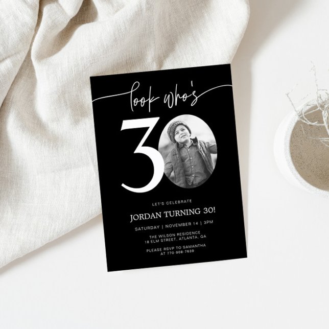Regardez qui a 30 ans | Photo Invitation du 30e an (Créateur téléchargé)