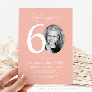 Regardez qui a 60 ans Invitation rose 60e annive