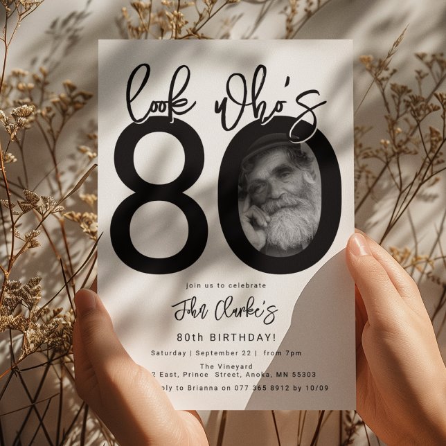 Regardez qui a 80 ans | Invitation photo pour 80e  (Créateur téléchargé)