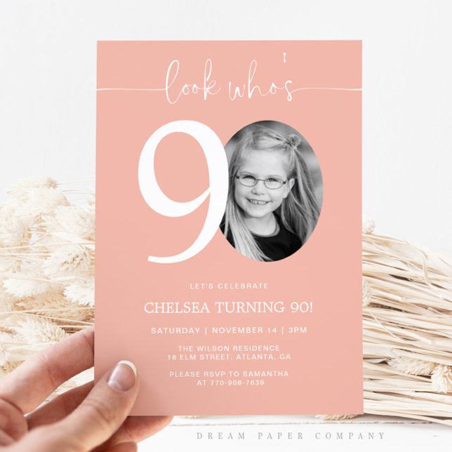 Regardez qui a 90 ans | Invitation rose 90e annive (Créateur téléchargé)