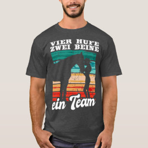 Reiterin Reiten Vier Hufe Zwei Beine Ein Team Pfer T-Shirt
