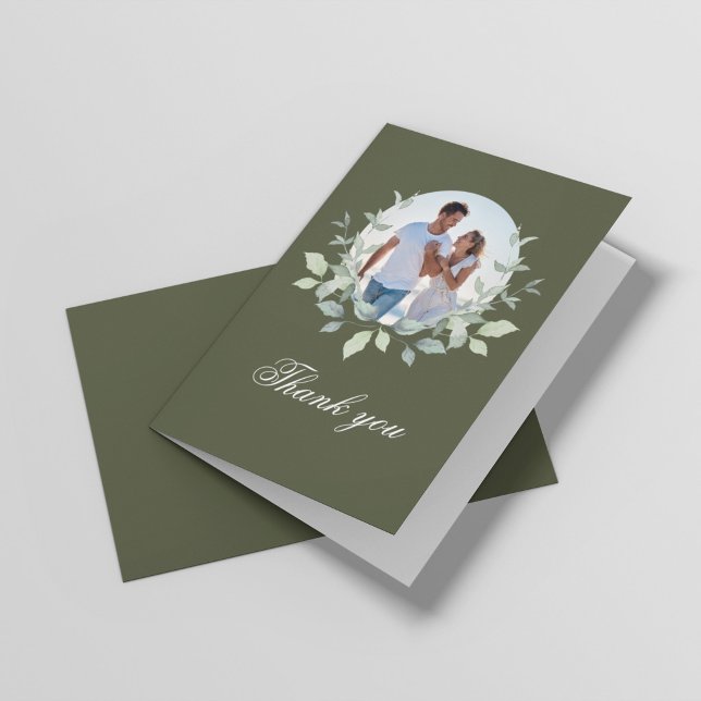 Remerciements Carte de remerciement photo de forme de couronne e (Olive green horizontal wedding thank you card with photo wreath and elegant script)