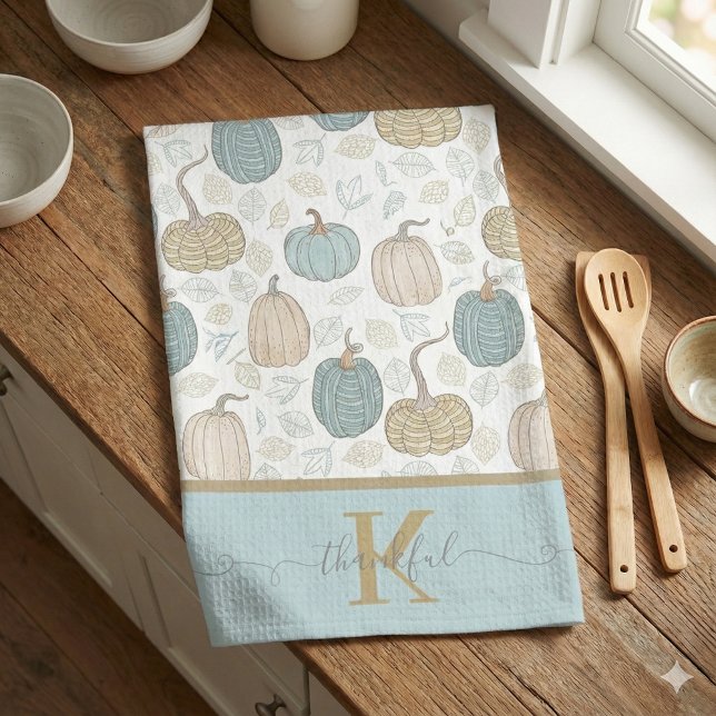 Remerciements serviettes de cuisine monogrammées (Celebrate fall with this beautiful monogrammed personalized, "Thankful" kitchen towel! )