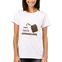 Rempli de combustible par le T-shirt de chocolat