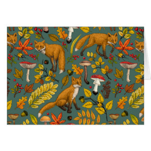 Renard d'automne sur pin vert