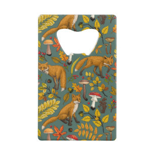 Renard d'automne sur pin vert