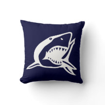 requin blanc sur coussin bleu marine